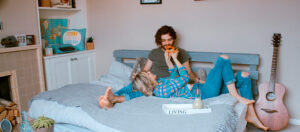 casal comendo pizza na cama